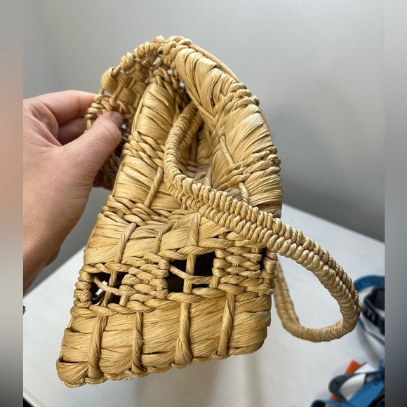 Unbranded Structured Straw Shoulder Bag With Loop Close - Picture 2 of 10